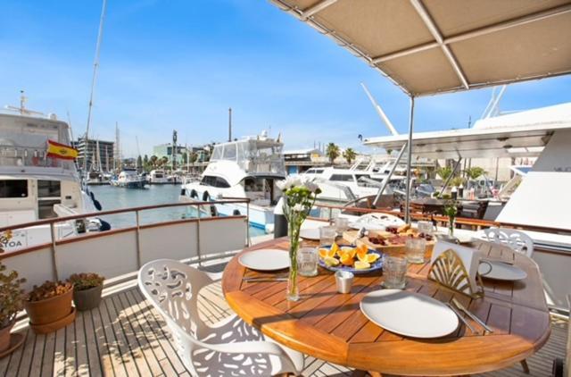 Charming Boat In Barcelona - Perfect Getaway Hotell Sant Adrià de Besòs Exteriör bild