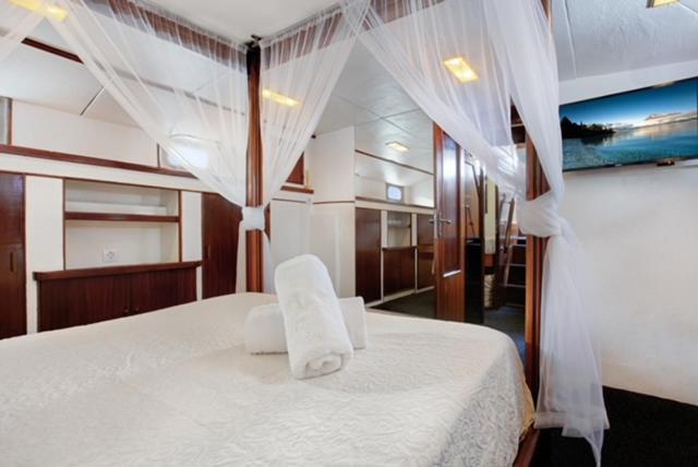 Charming Boat In Barcelona - Perfect Getaway Hotell Sant Adrià de Besòs Exteriör bild