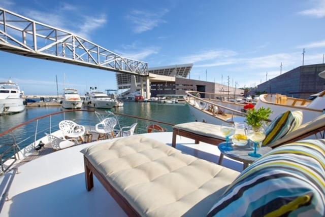 Charming Boat In Barcelona - Perfect Getaway Hotell Sant Adrià de Besòs Exteriör bild