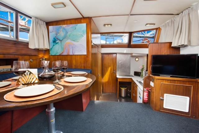 Charming Boat In Barcelona - Perfect Getaway Hotell Sant Adrià de Besòs Exteriör bild