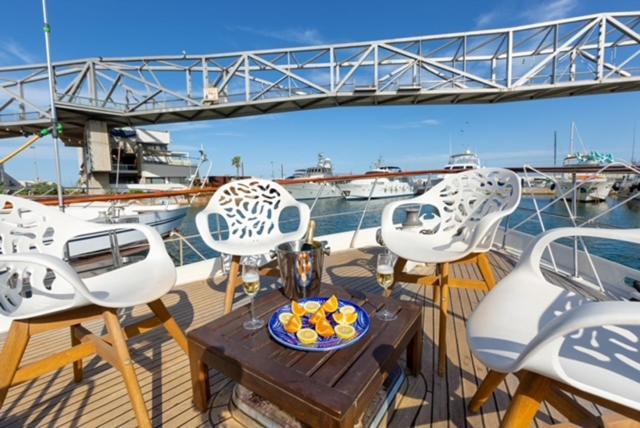 Charming Boat In Barcelona - Perfect Getaway Hotell Sant Adrià de Besòs Exteriör bild