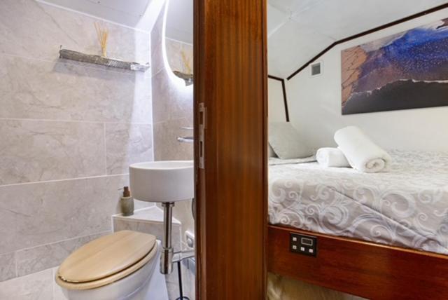 Charming Boat In Barcelona - Perfect Getaway Hotell Sant Adrià de Besòs Exteriör bild