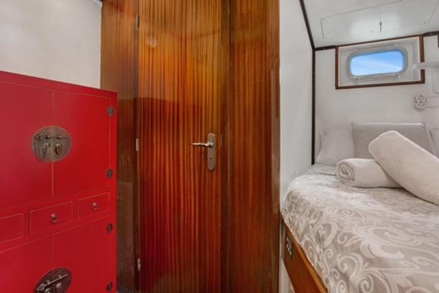 Charming Boat In Barcelona - Perfect Getaway Hotell Sant Adrià de Besòs Exteriör bild