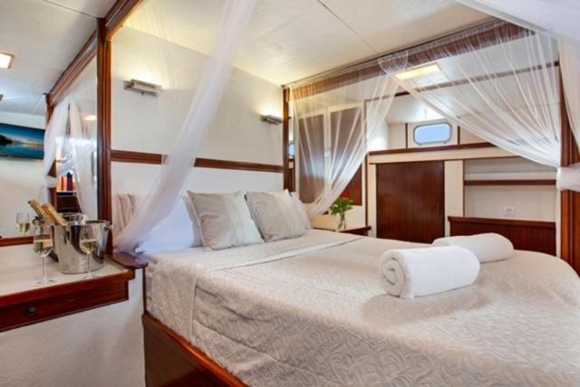 Charming Boat In Barcelona - Perfect Getaway Hotell Sant Adrià de Besòs Exteriör bild